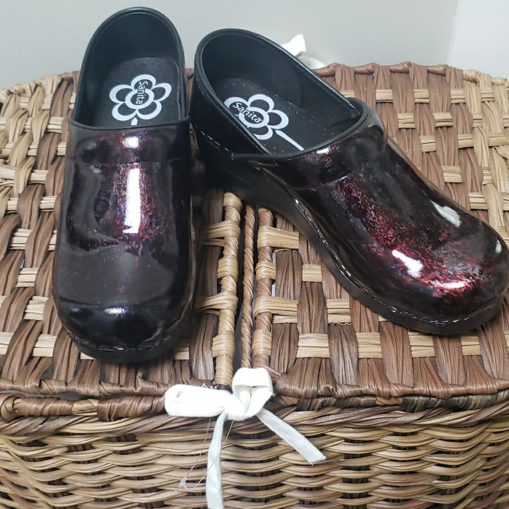 sanita clogs